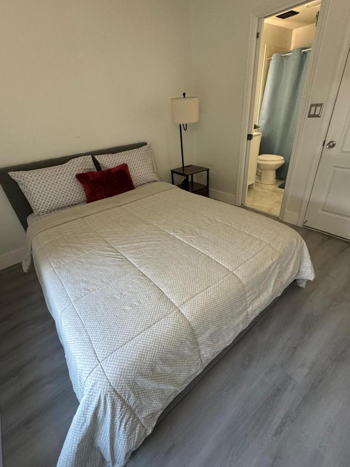 W Private Entrance Near Airport, Dolphin Mall & Fiu Habitación en casa particular Miami
