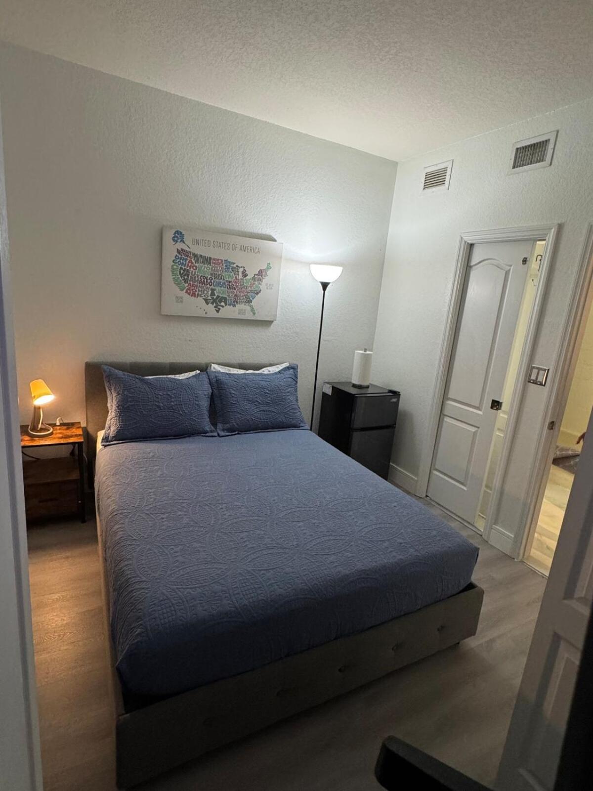 W Private Entrance Near Airport, Dolphin Mall & Fiu Habitación en casa particular *