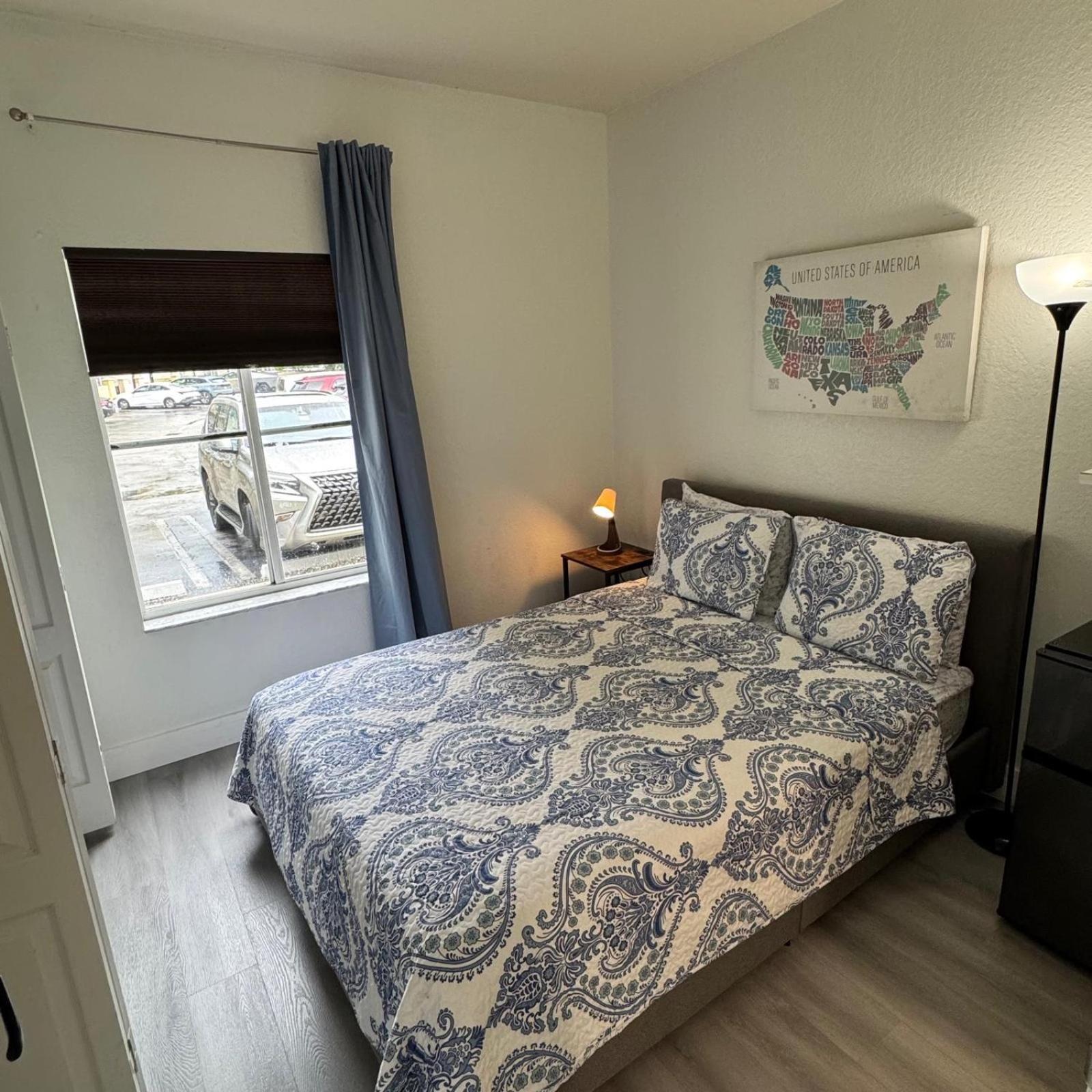 W Private Entrance Near Airport, Dolphin Mall & Fiu Habitación en casa particular *
