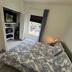 Room W Private Entrance Near Airport, Dolphin Mall & Fiu