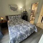 Room W Private Entrance Near Airport, Dolphin Mall & Fiu