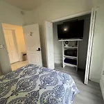 Room W Private Entrance Near Airport, Dolphin Mall & Fiu