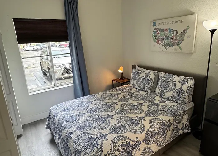 Room W Private Entrance Near Airport, Dolphin Mall & Fiu