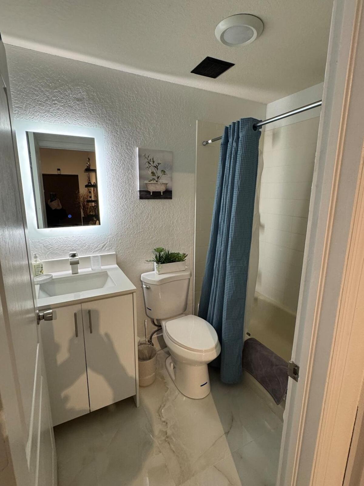 Séjour chez l'habitant W Private Entrance Near Airport, Dolphin Mall & Fiu
